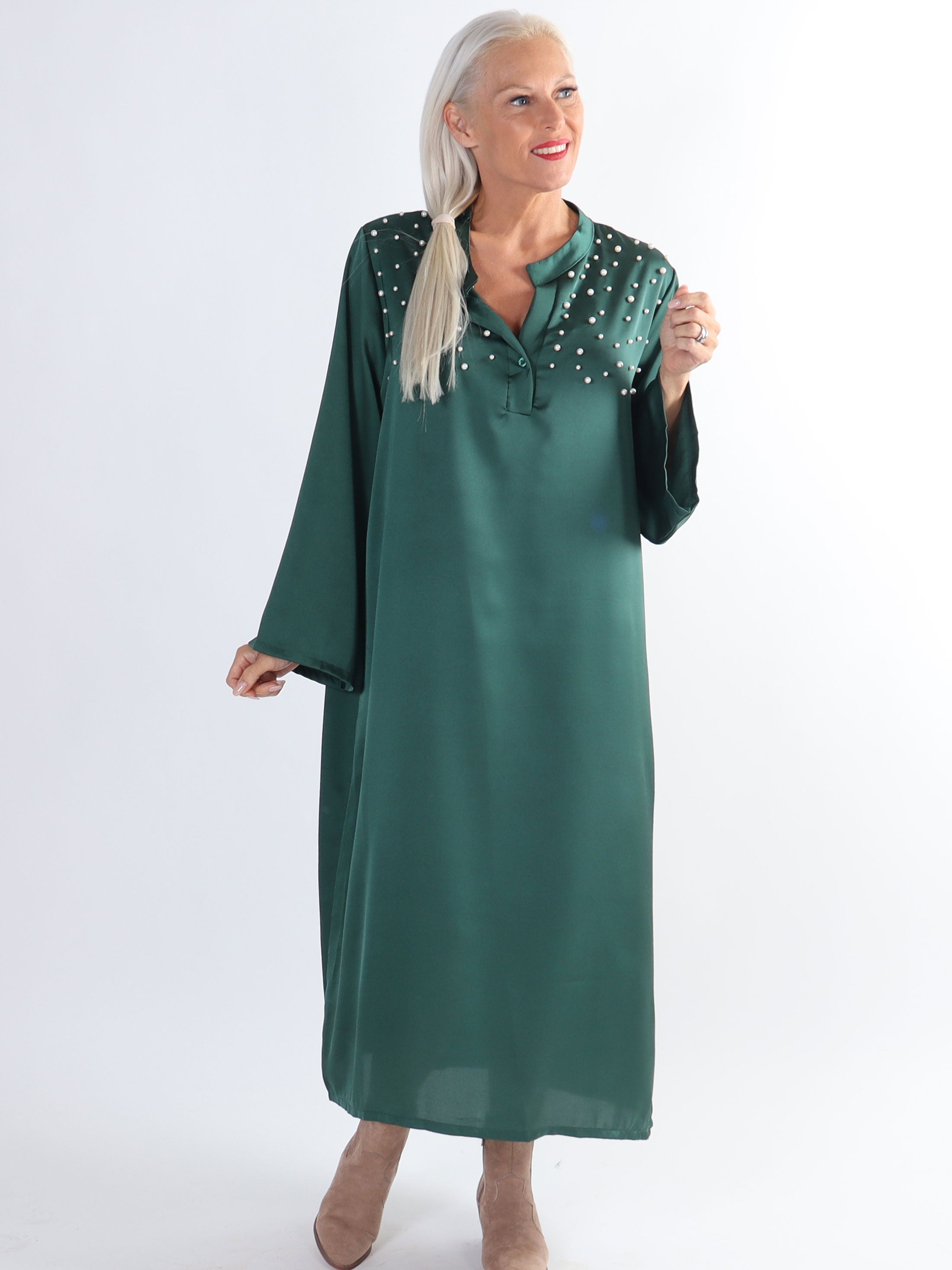 Emilia - Plus size klänning i silkelook med vita pärlor